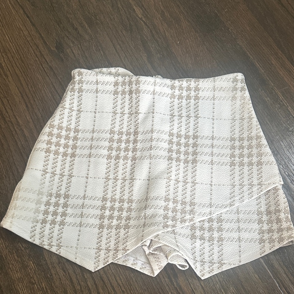 American Threads Cream and Tan Plaid Skorts